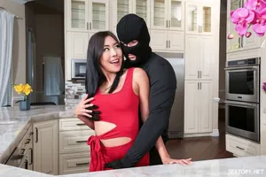 Thiết kế cho em gái bộ đồ lót đi địt nhau với người yêu