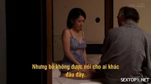 Nữ sinh thử quần da và muốn quan hệ tình dục.