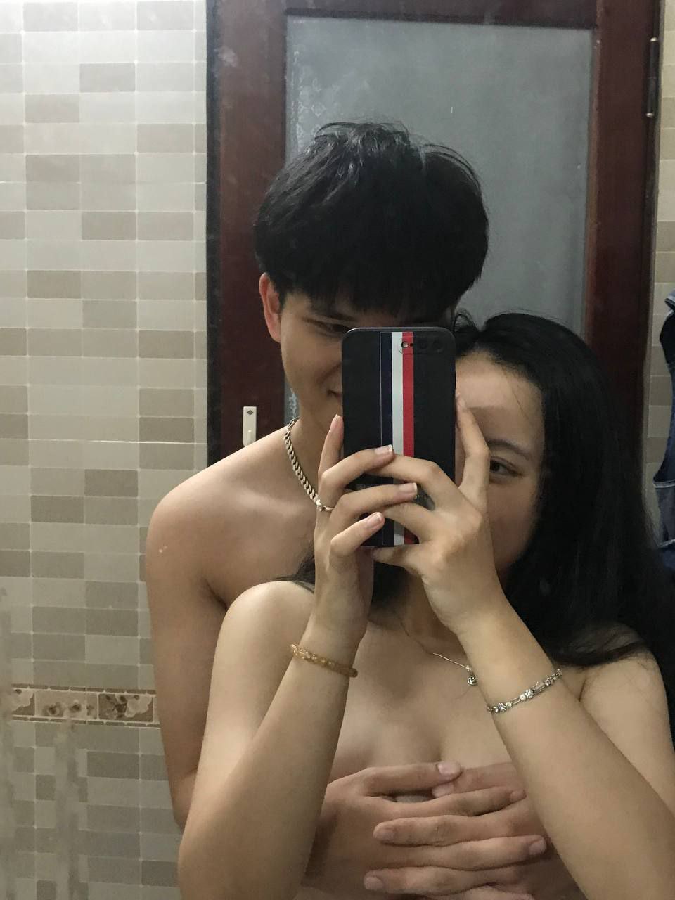 Chồng cực khổ đi làm, vợ ở nhà "ăn nằm" với ông chủ